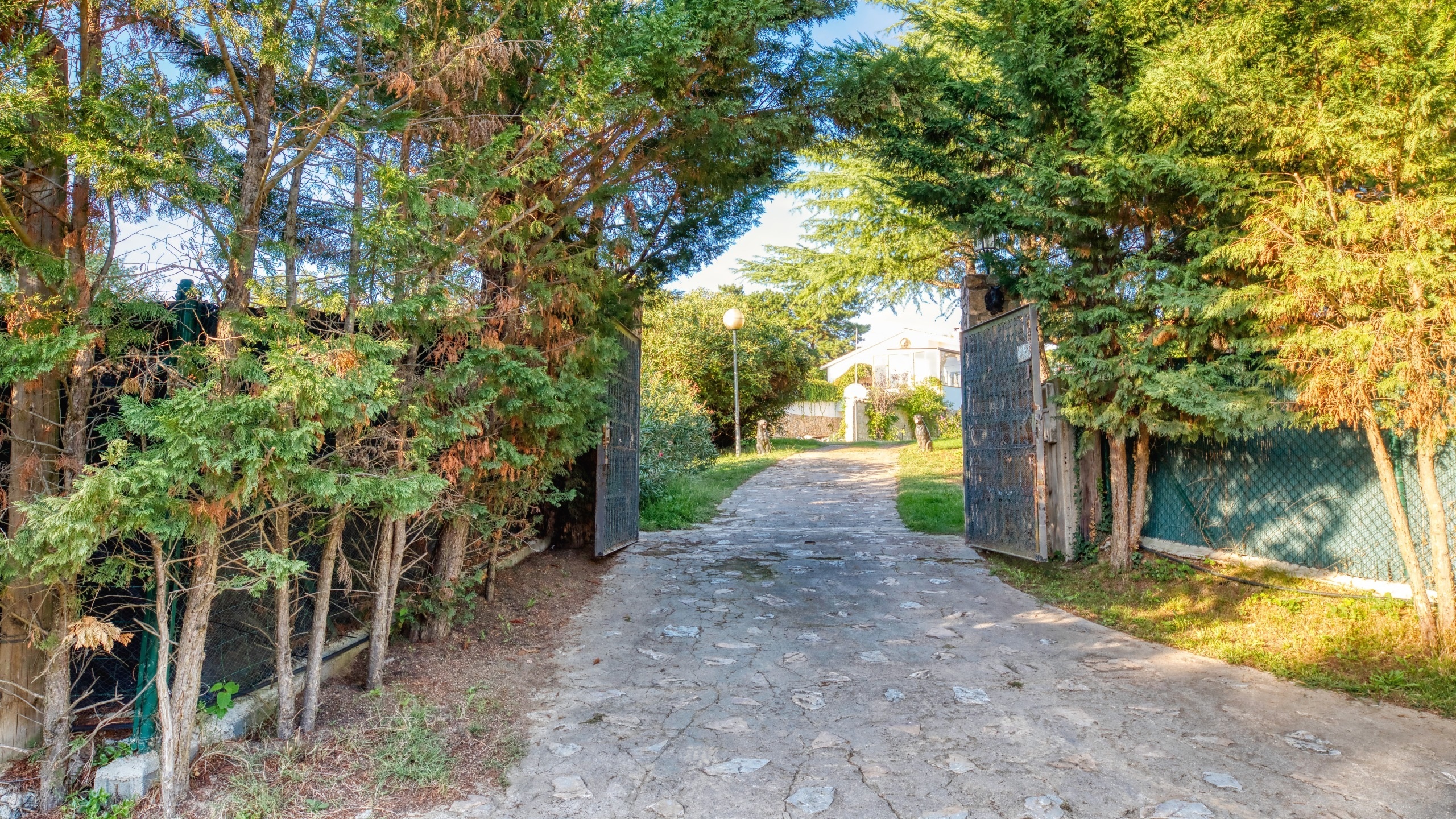 Ferienhäuser Costa Brava Countryside Spanien - Villa Can Bernardi - Street View Ankunft in der Unterkunft